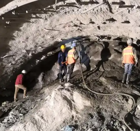 云龙拱顶带模注浆料的施工流程及注意事项